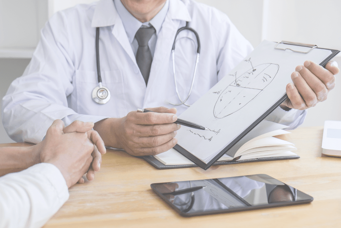 Médico explicando para paciente