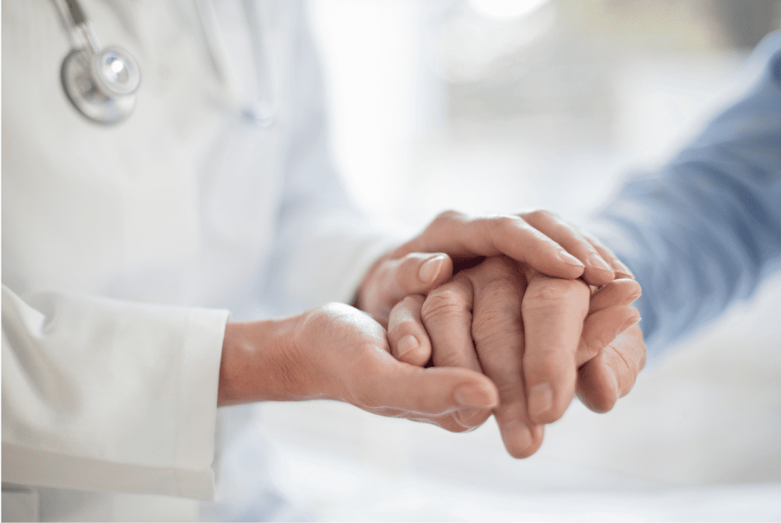 Médico segurando a mão de paciente